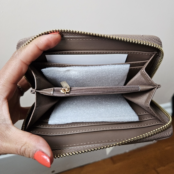 Ellen Tracy The Chevron Quilted Collection Zip Around Indexer Wallet - Picture 12 of 12